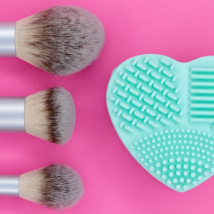 Why is Mindful Cleaning Your Makeup Brushes a Health Priority
